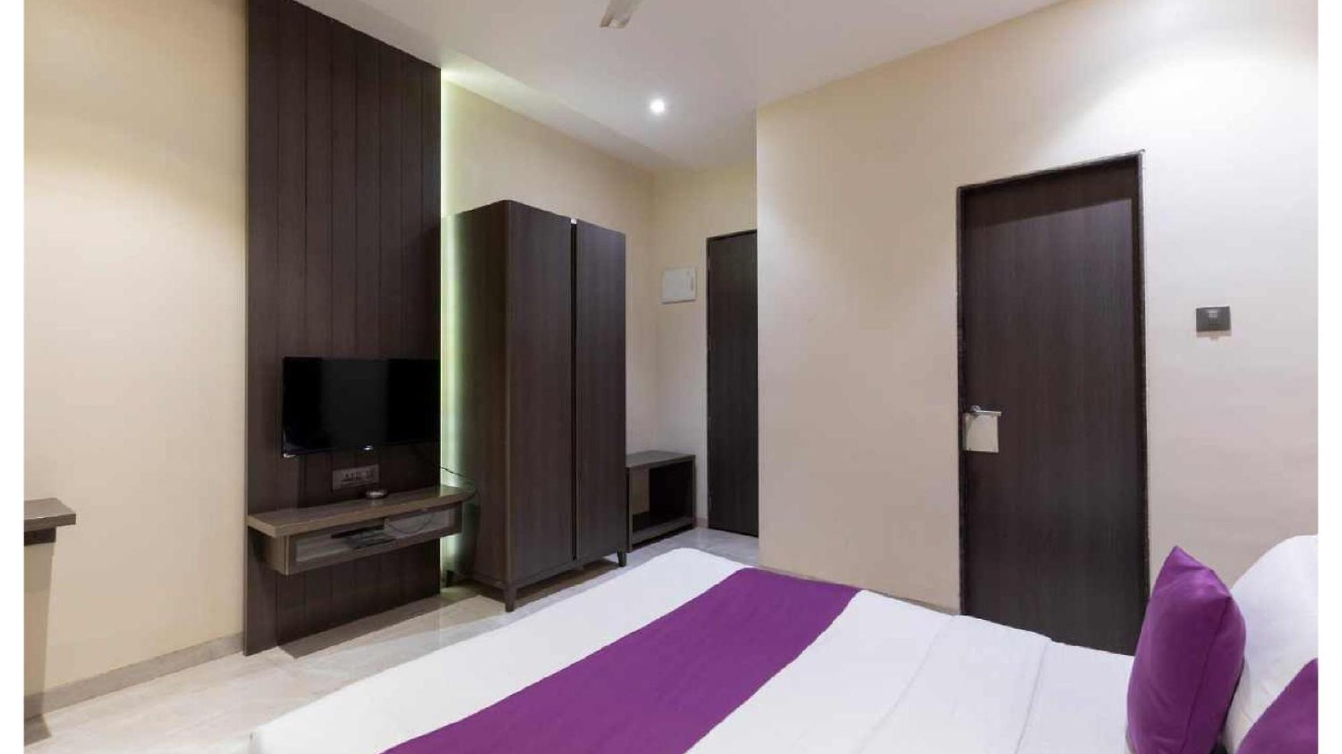 Oyster By Glitz Hotel