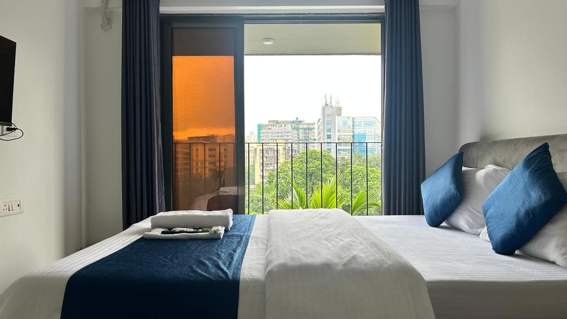 Zenith Service - Entire 2bhk Near Airport And Iit Powai Mumbai
