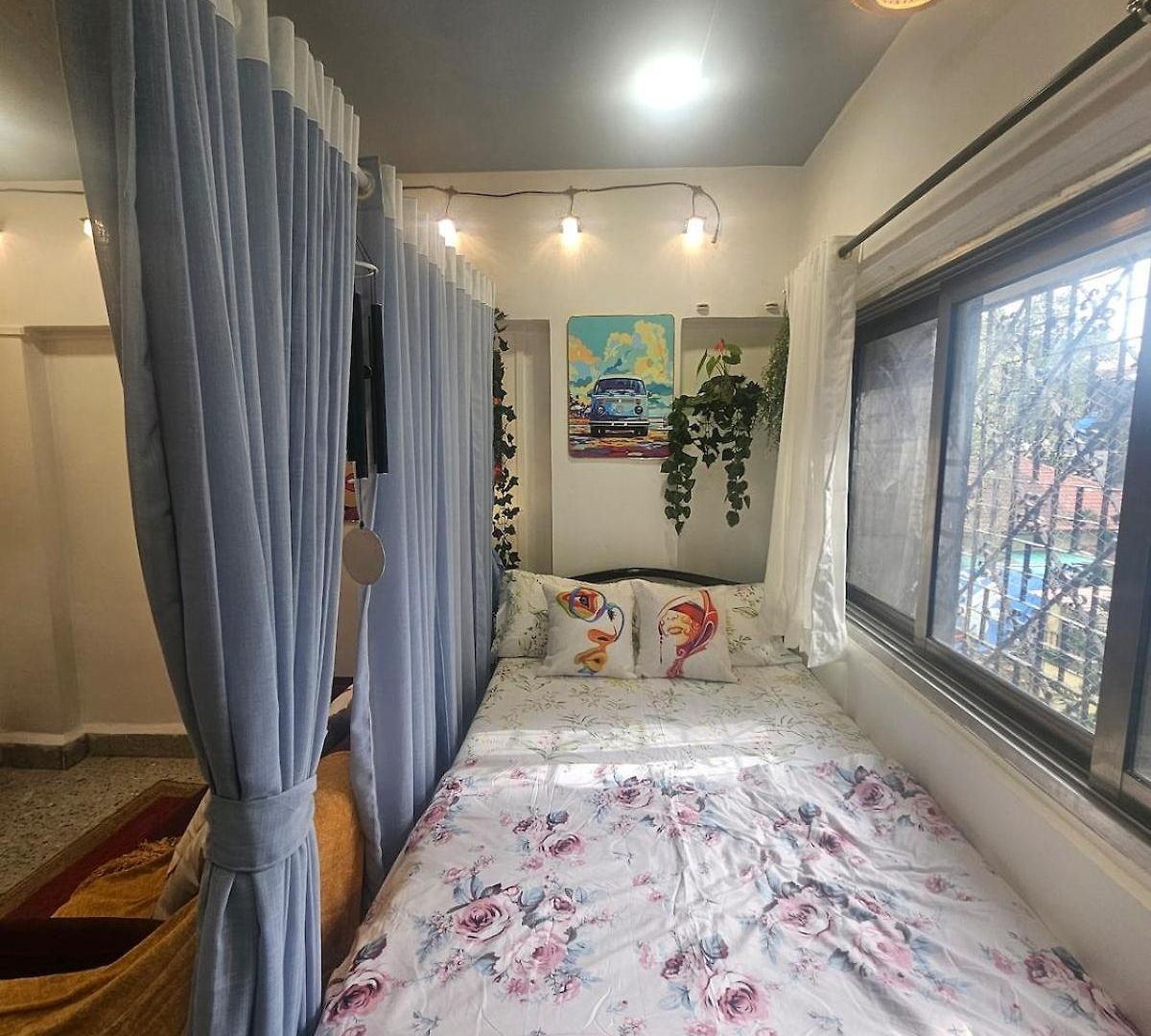 Retro Bandra - Cozy Comfort In A Heritage Village Apartment