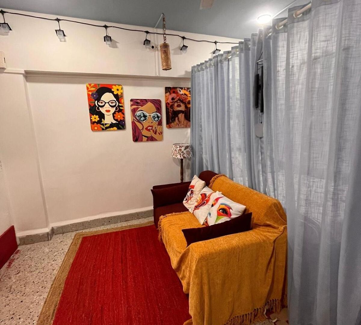 Retro Bandra - Cozy Comfort In A Heritage Village Apartment *