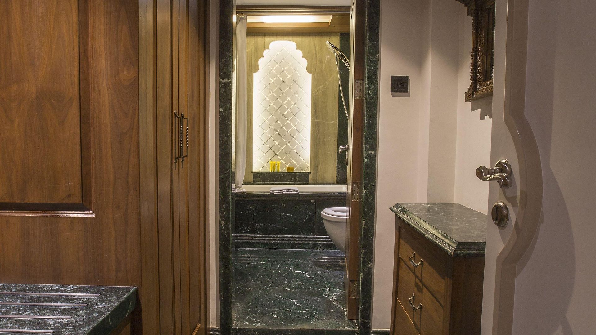 Bawa Continental Hotel 3*