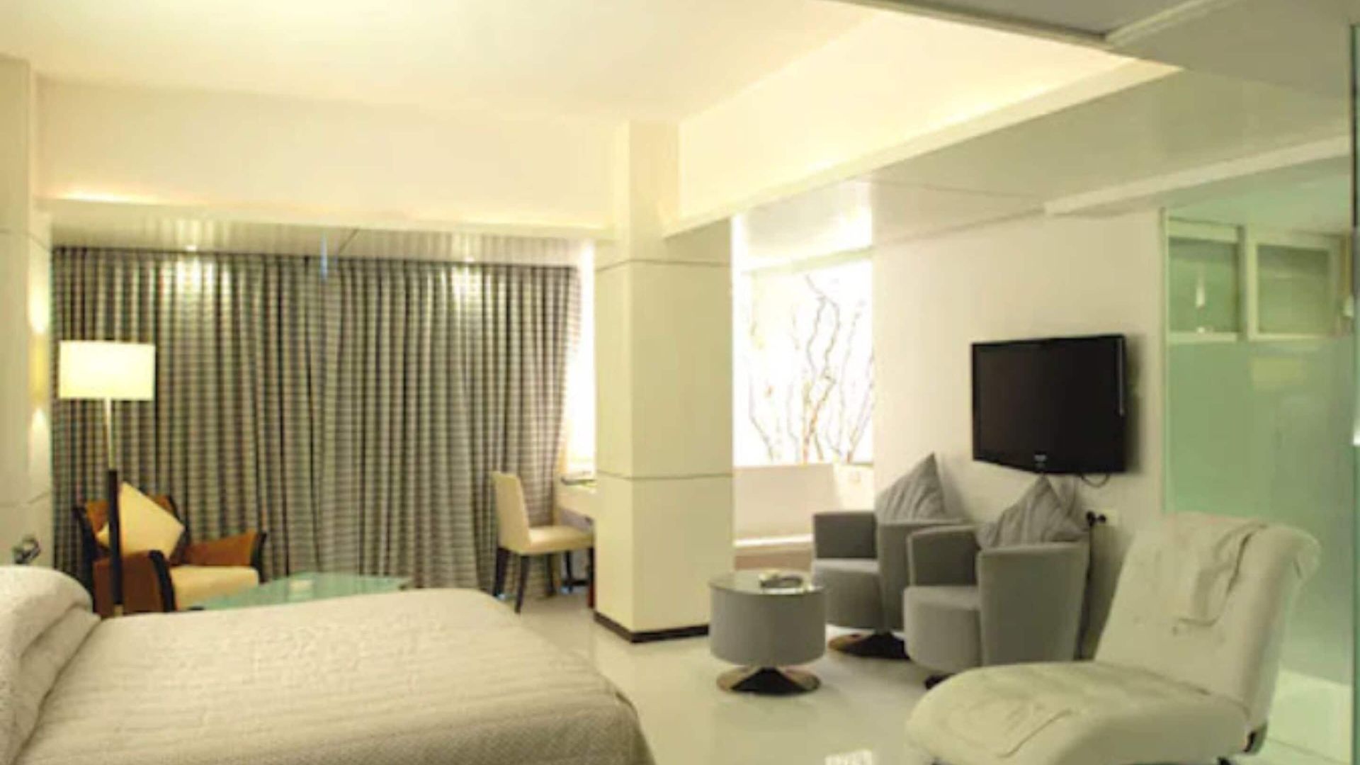 Hotel Peninsula Grand 4*