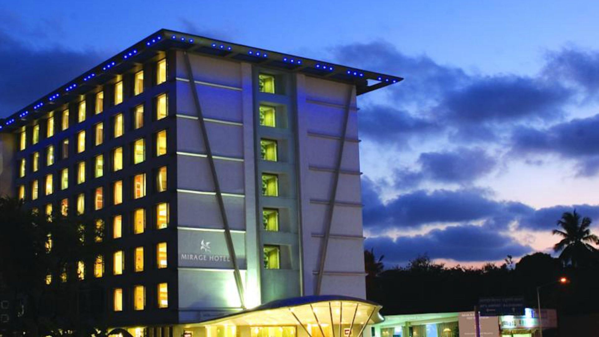 Mirage Hotel, International Airport 4*