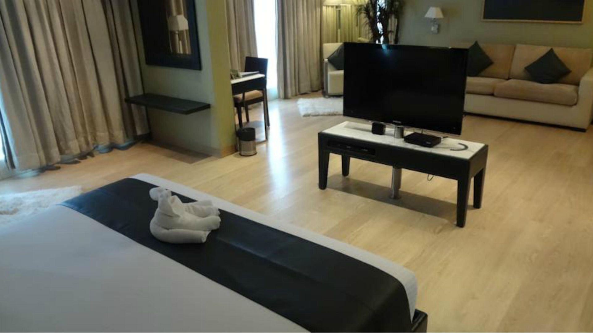 Mirage Hotel, International Airport 4*