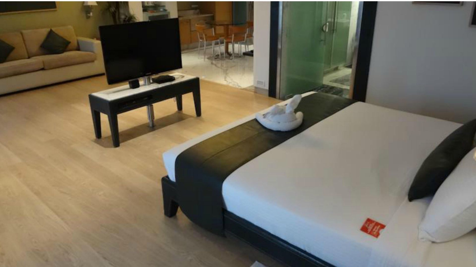 Mirage Hotel, International Airport