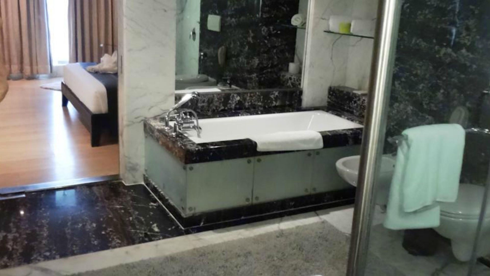 Mirage Hotel, International Airport Hotel
