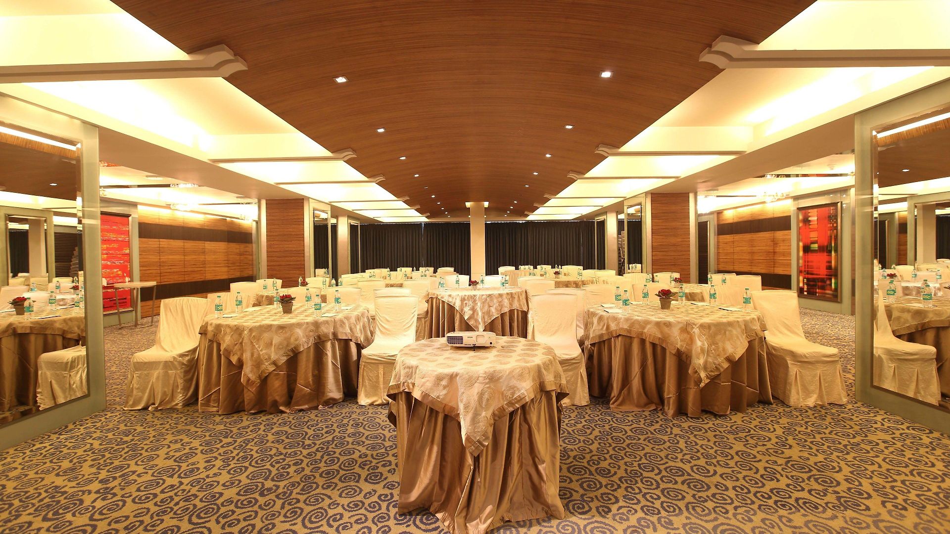 Mirage Hotel, International Airport Hotel