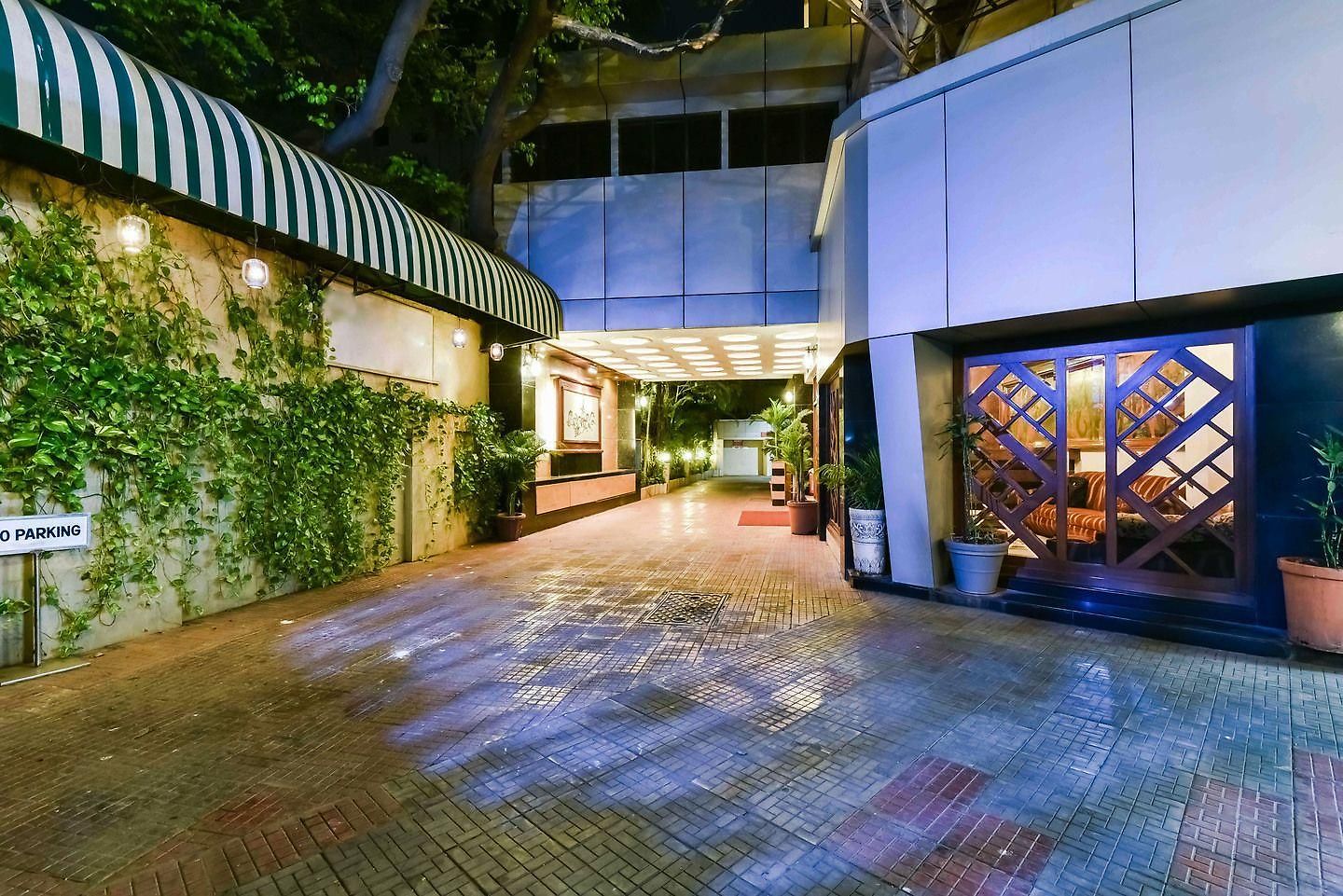 Metro Palace Bandra 3*
