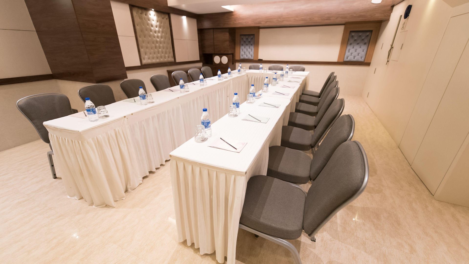 Hotel Le Grande - International Airport Mumbai