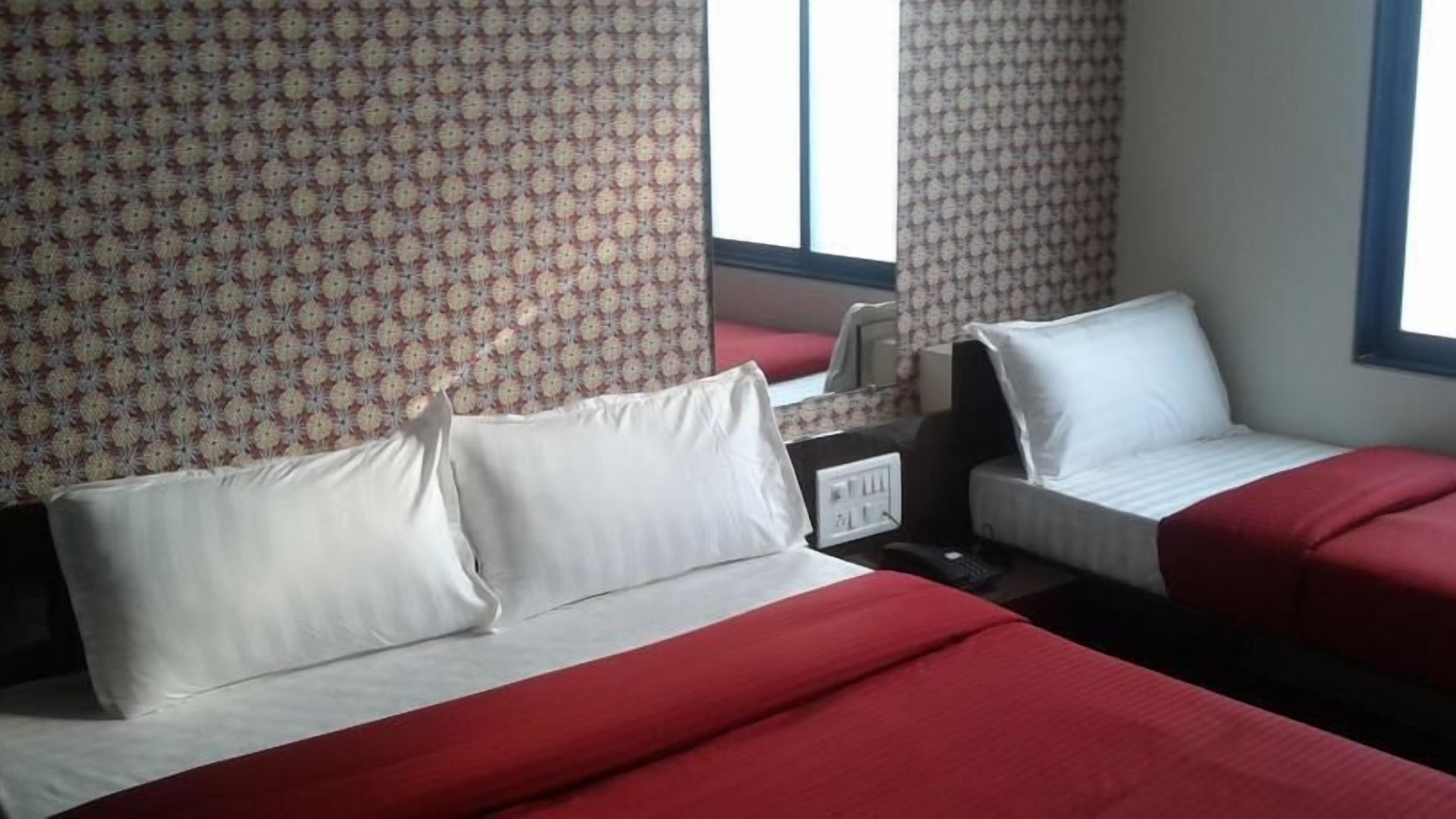 Skyway Apartment *