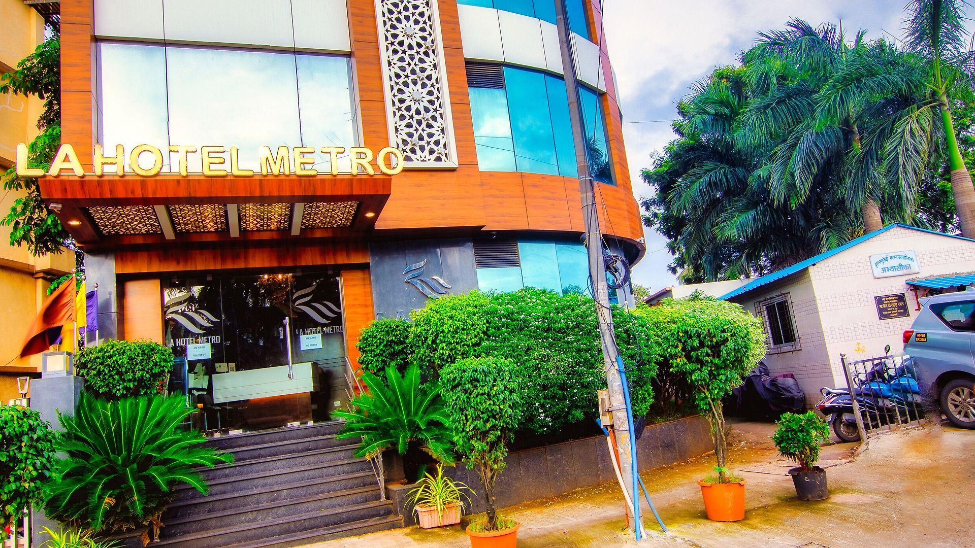 Hotel La Metro Near Bkc 3*