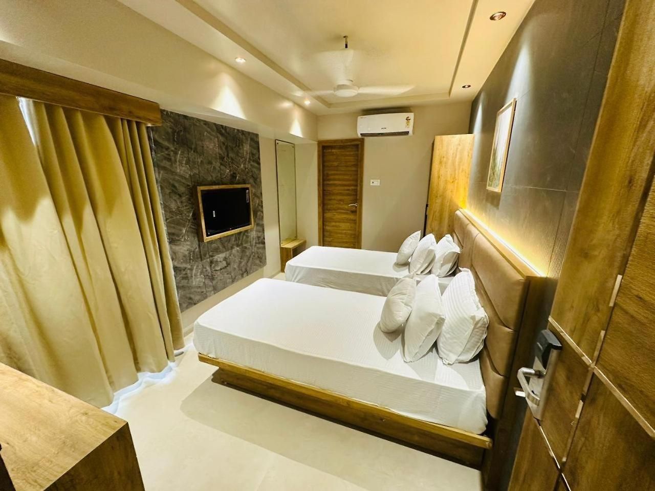 Amber Paramount 3*