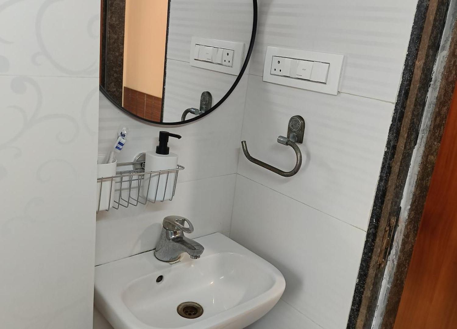Treat Homes Service In Bkc Siddhant 401 Homestay