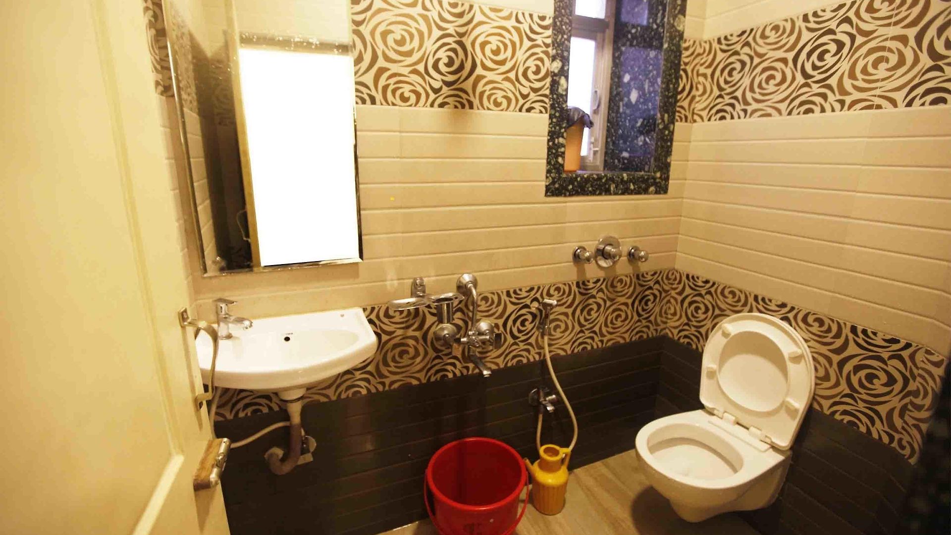 Al Moazin Hotel Mumbai