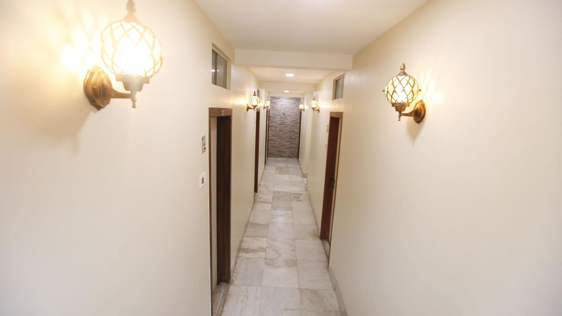 Al Moazin Hotel Mumbai