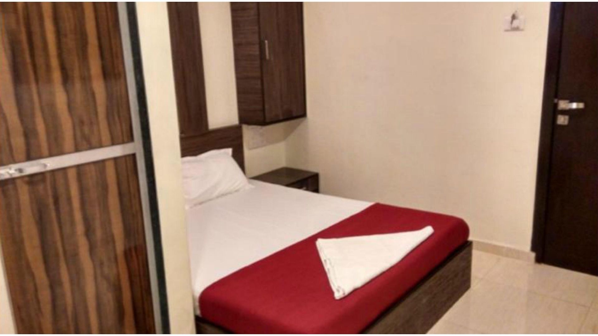 Oyo 76486 Silver Moon Hotel