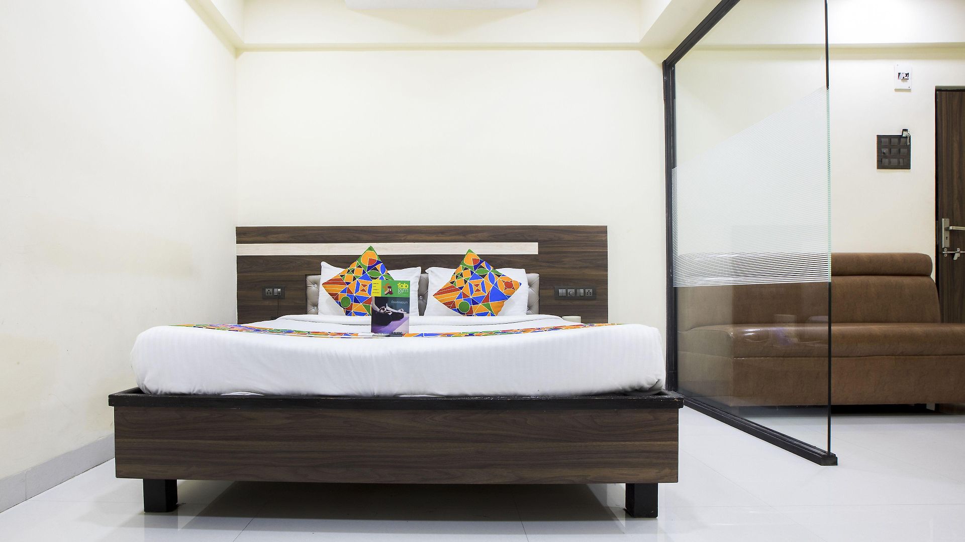 Hotel Oyo 23656 Parimeet Mumbai
