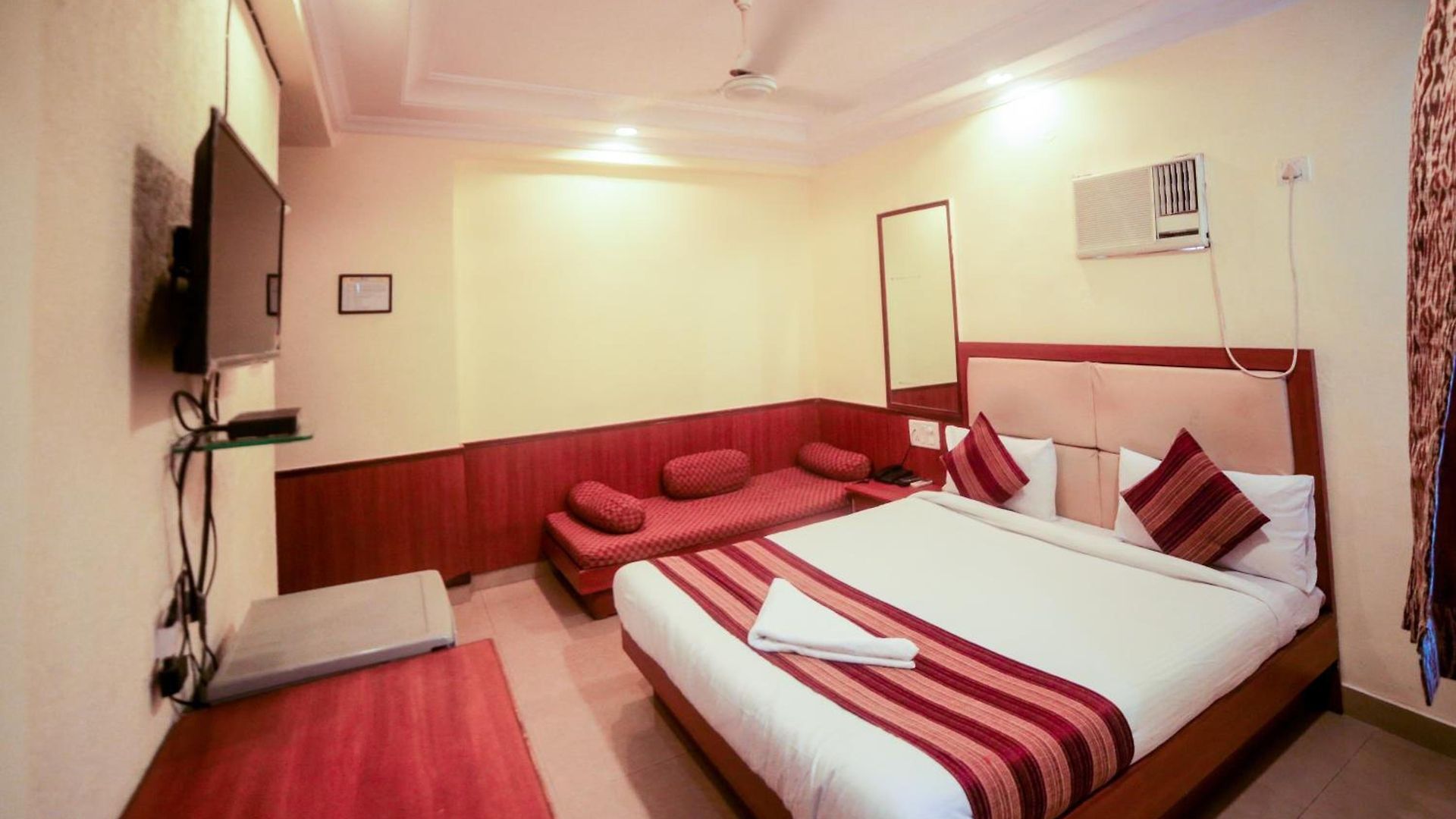 Hotel Lucky Near Bkc Hotel