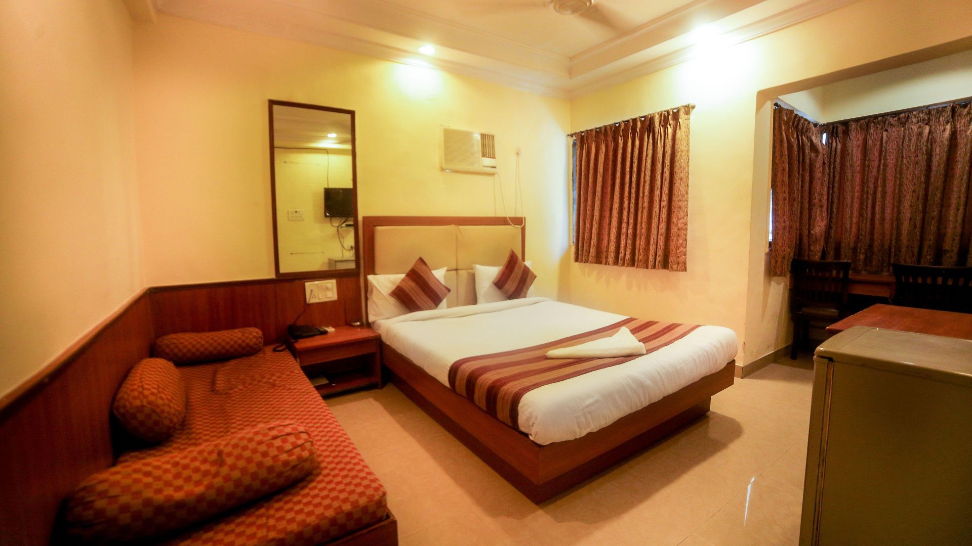 Hotel Lucky Near Bkc