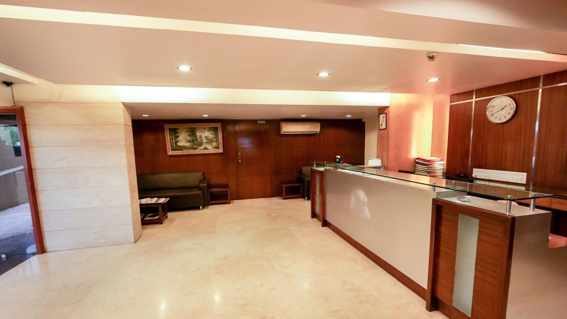 Hotel Lucky Near Nesco Mumbai