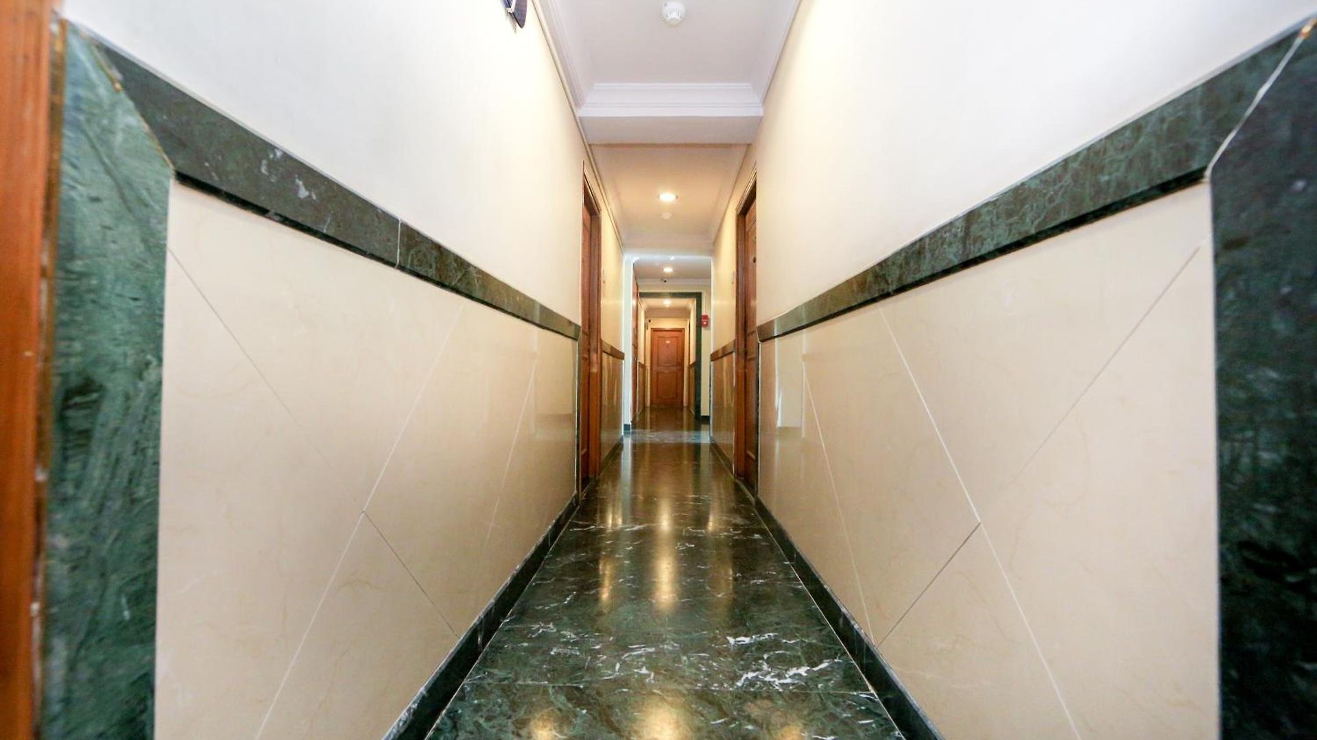 Hotel Lucky Near Nesco
