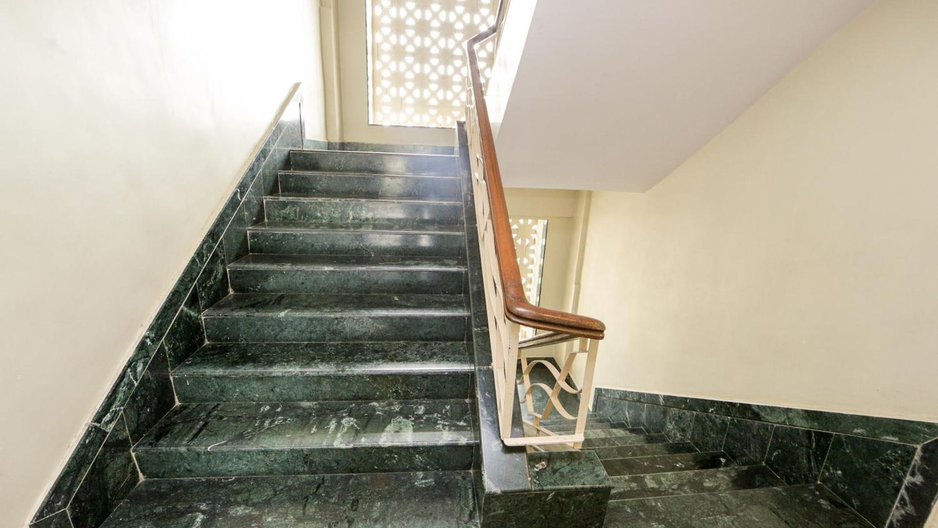 Hotel Lucky Near Nesco Mumbai