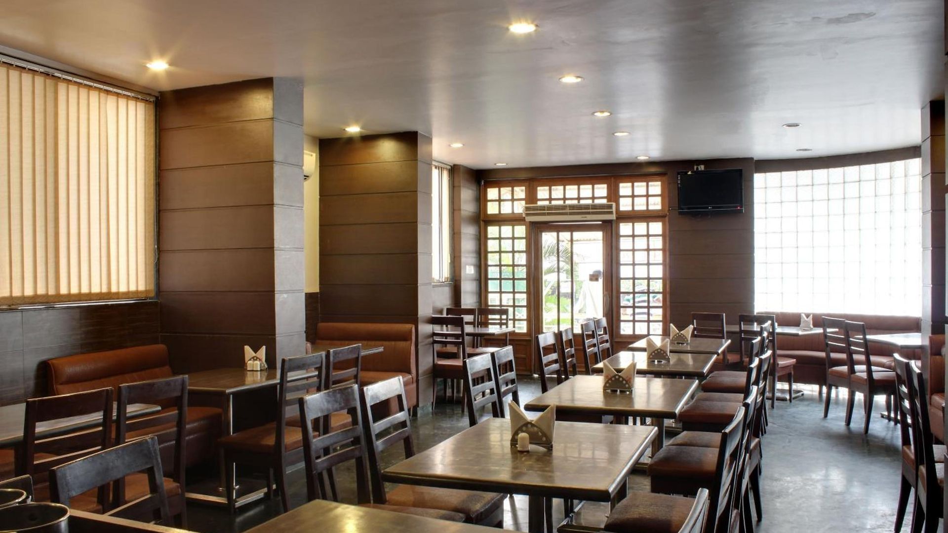 Hotel Lucky Near Nesco Hotel Mumbai