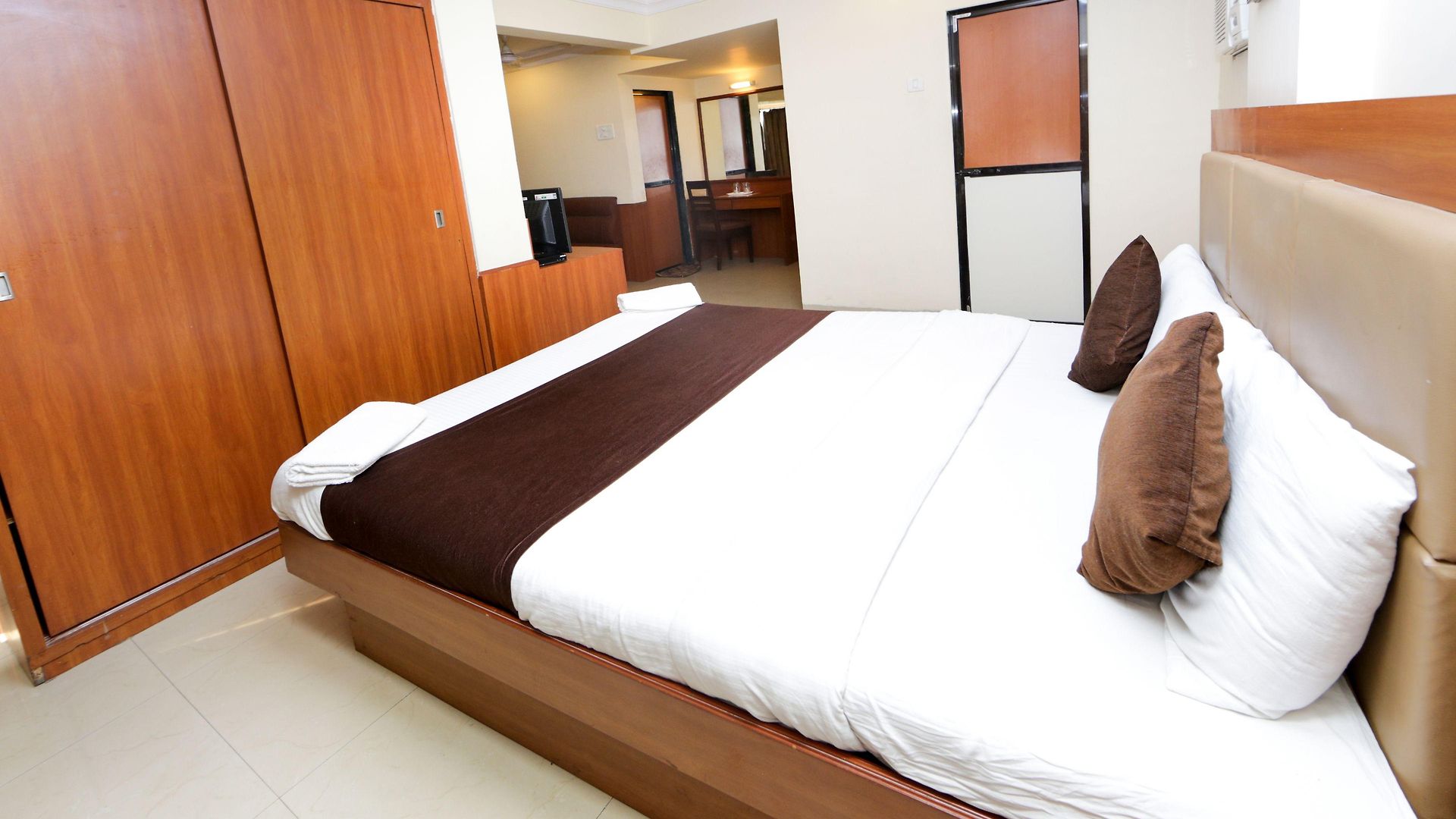 Hotel Lucky Near Nesco Hotel