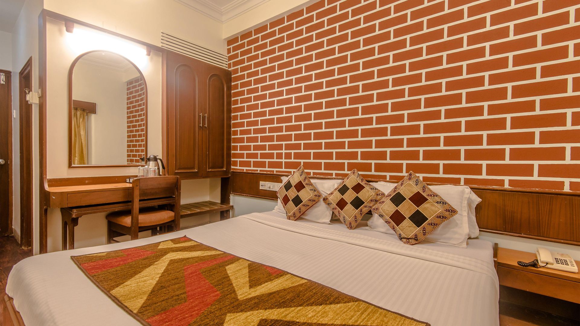 Hotel Mogul Palace - Near Masjid Bunder