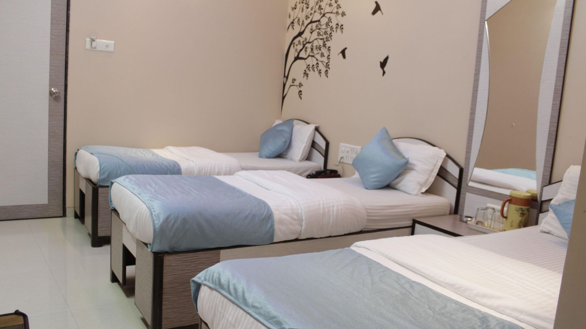 Hotel Broadway Colaba 2*