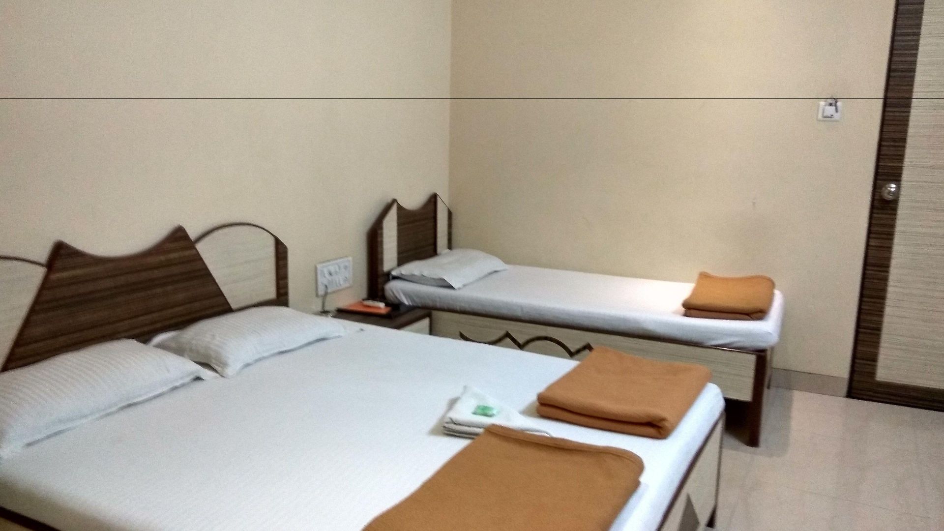 Broadway Colaba 2*
