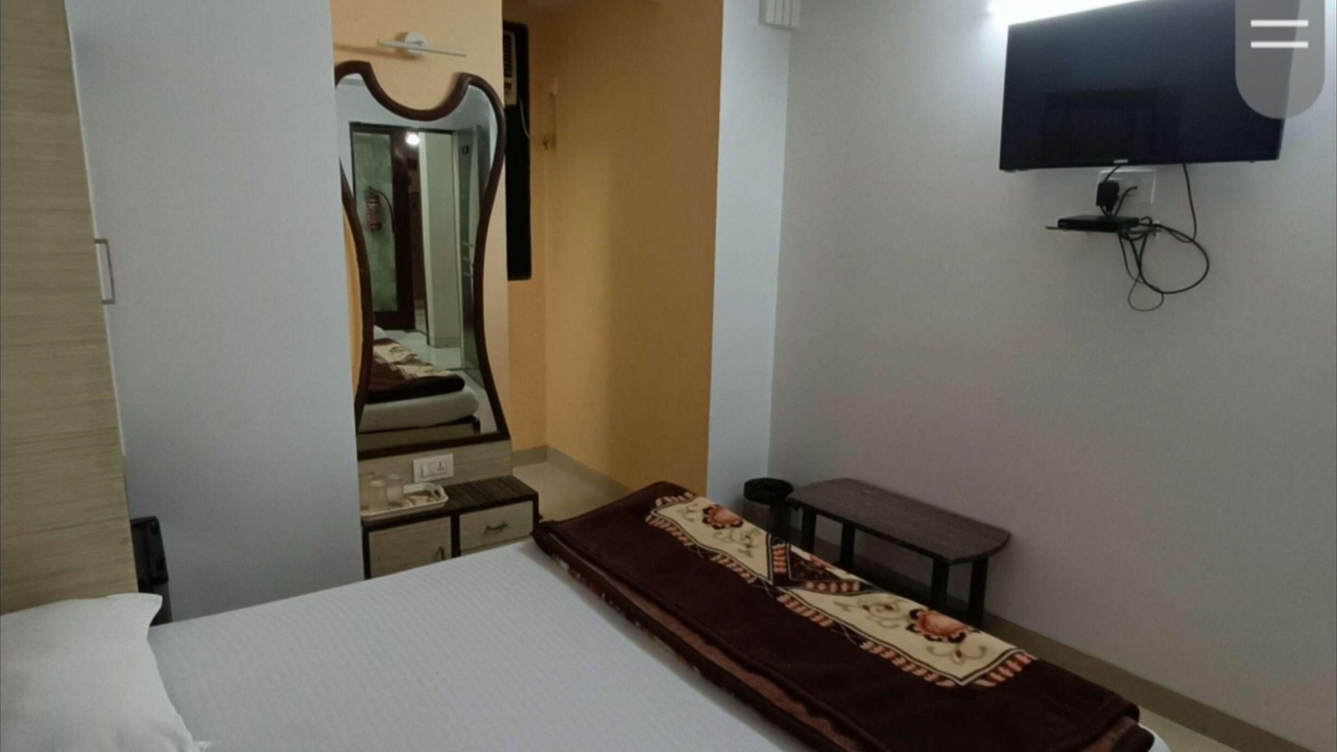 Broadway Colaba 2*