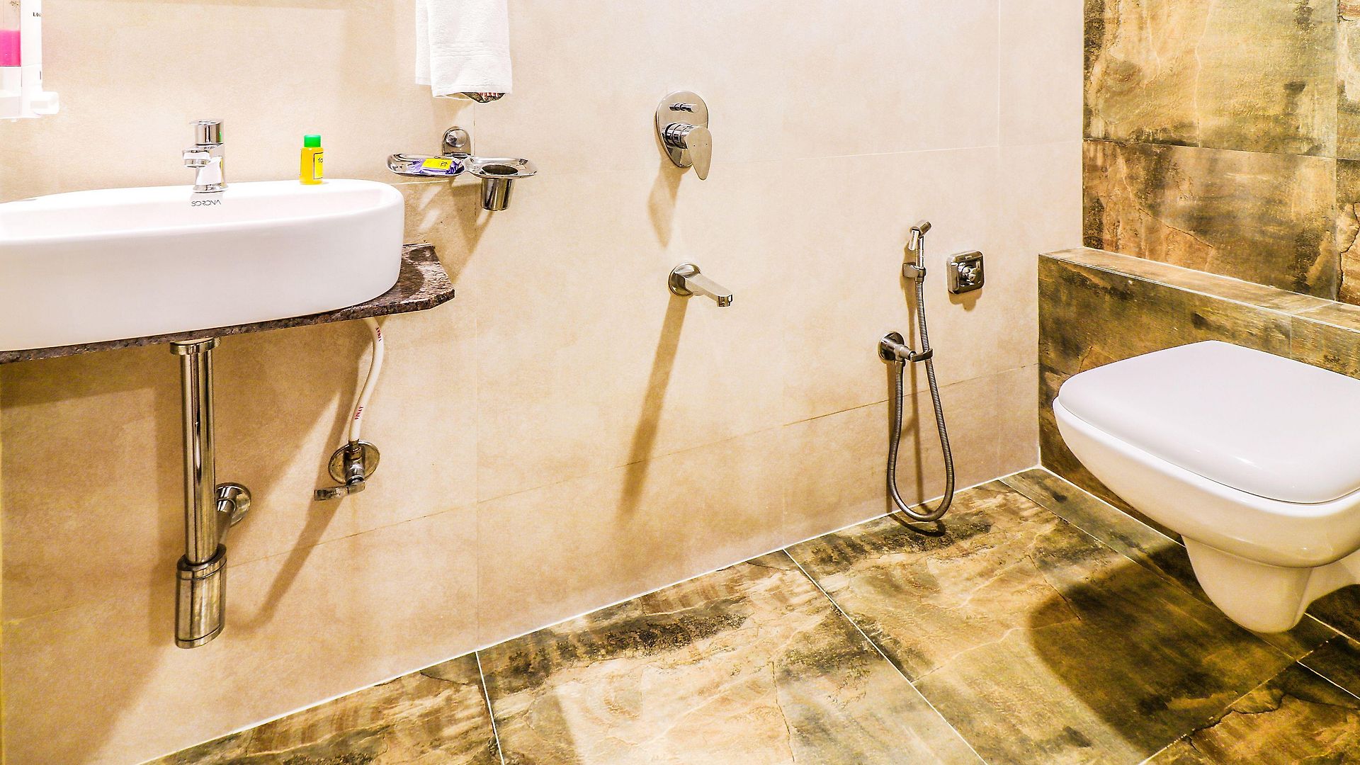 Fabhotel Aksa International 3*