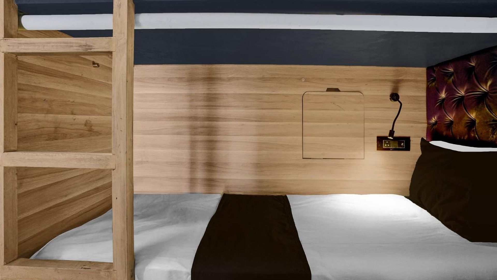 O We Hotel 3*