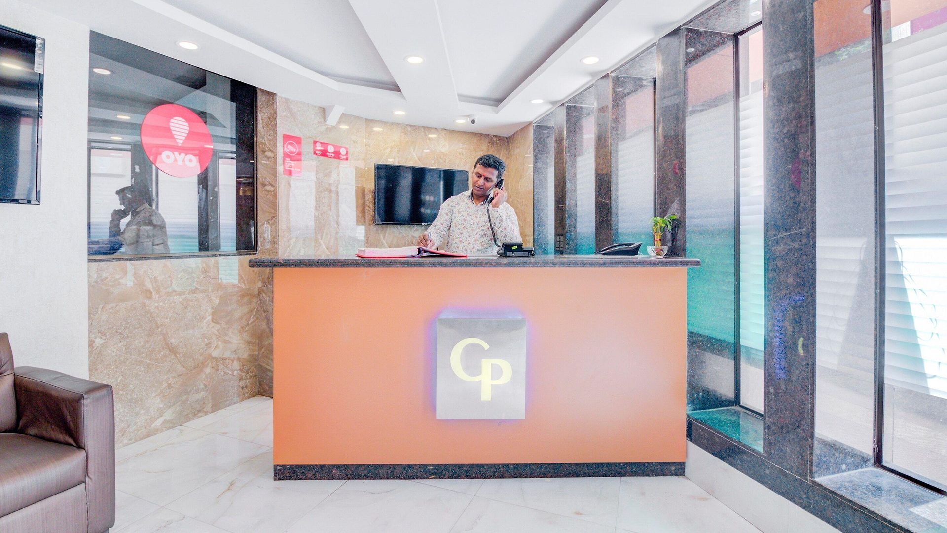 Oyo 9748 Girgaon Palace Mumbai