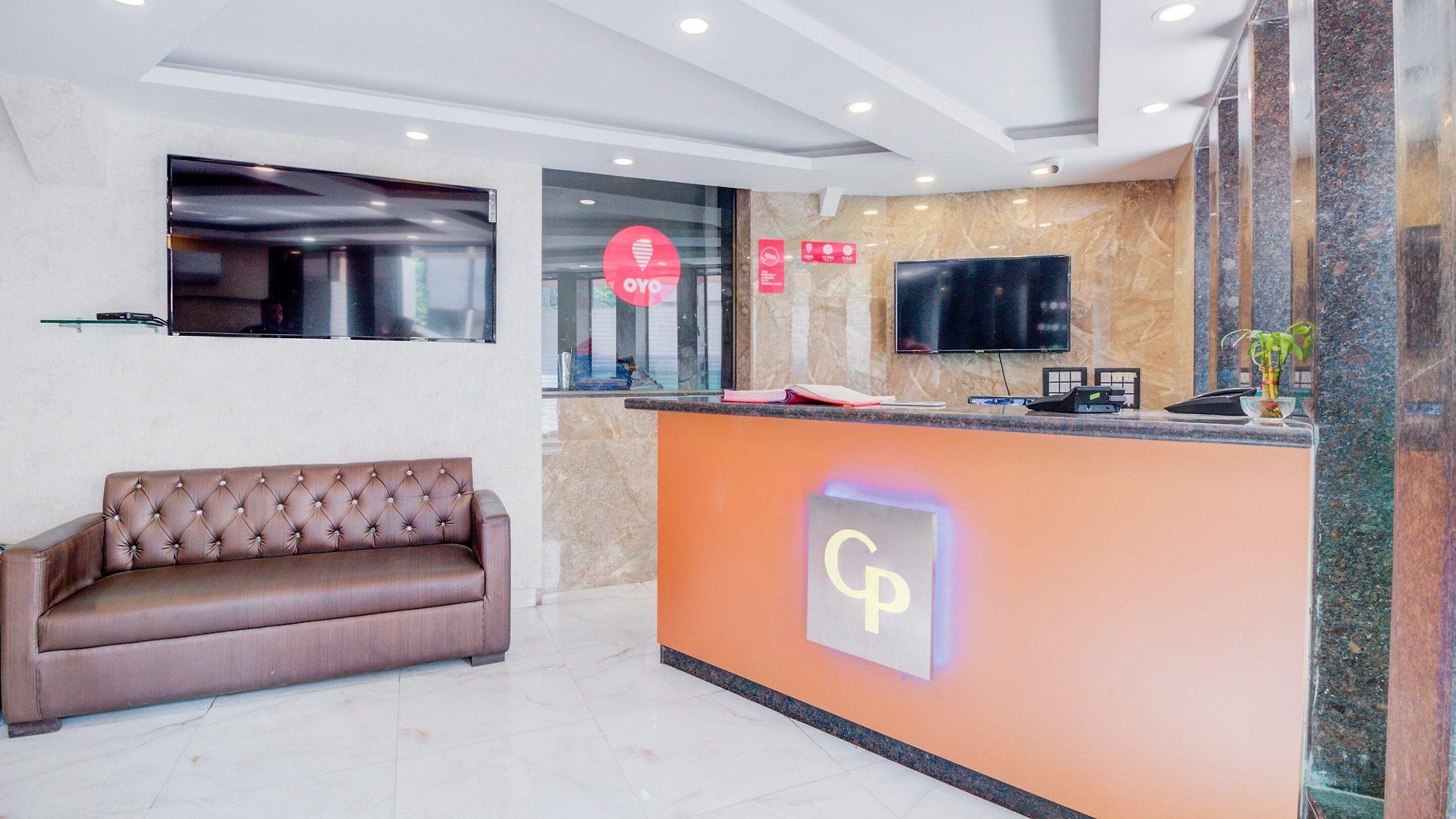 Oyo 9748 Girgaon Palace Hotel 3*