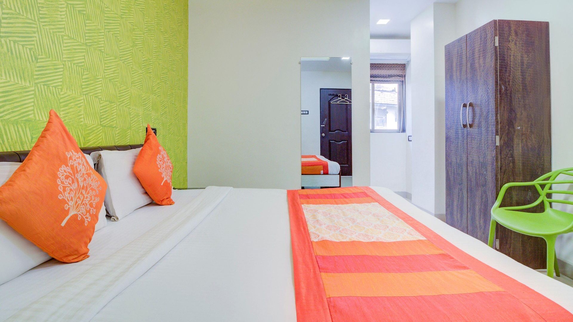 Oyo 9748 Girgaon Palace Hotel