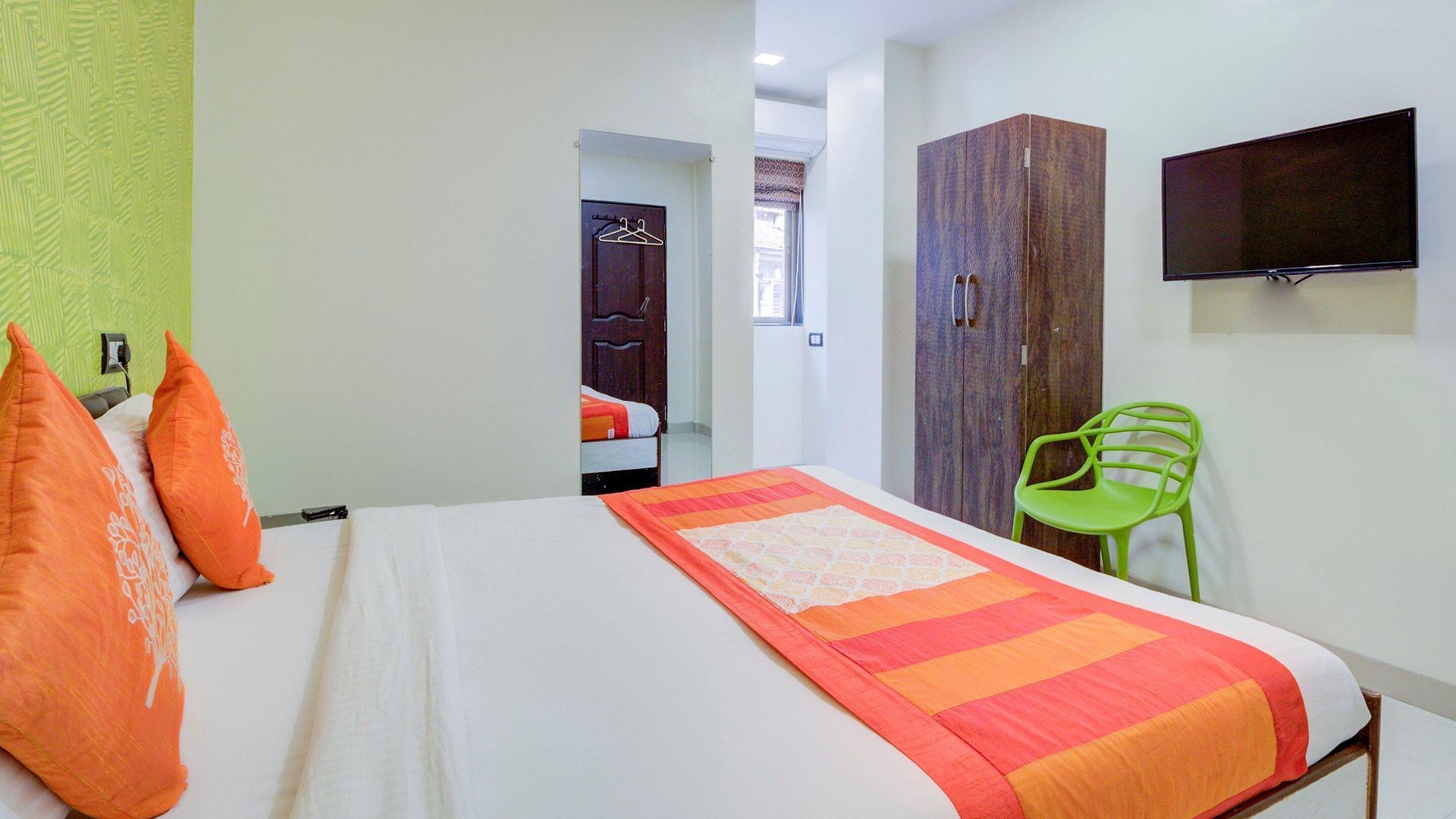 Hotel Oyo 9748 Girgaon Palace
