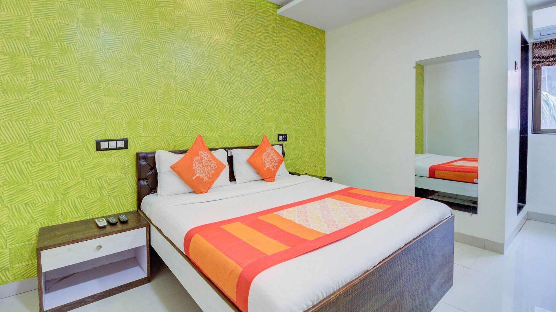 Oyo 9748 Girgaon Palace Mumbai