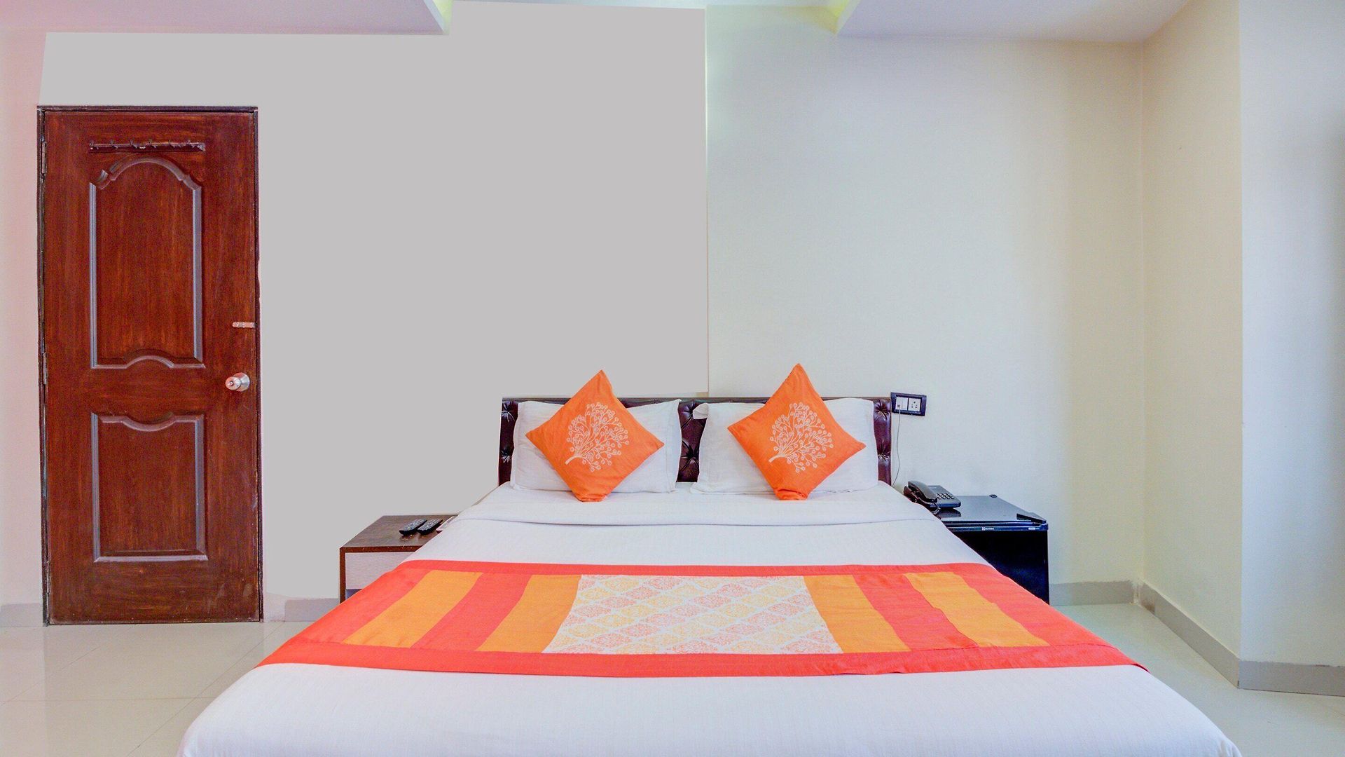 Oyo 9748 Girgaon Palace Mumbai