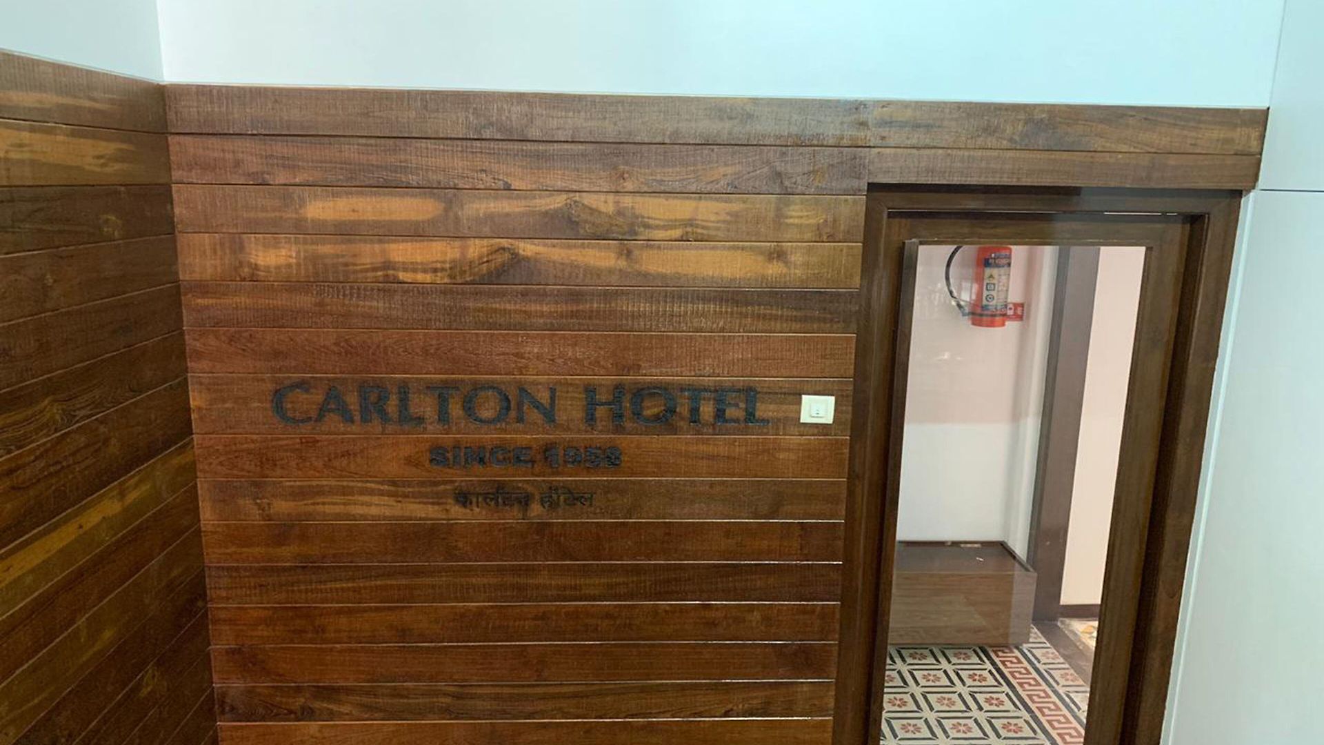 Carlton - Behind Taj Mahal Palace Colaba 2*