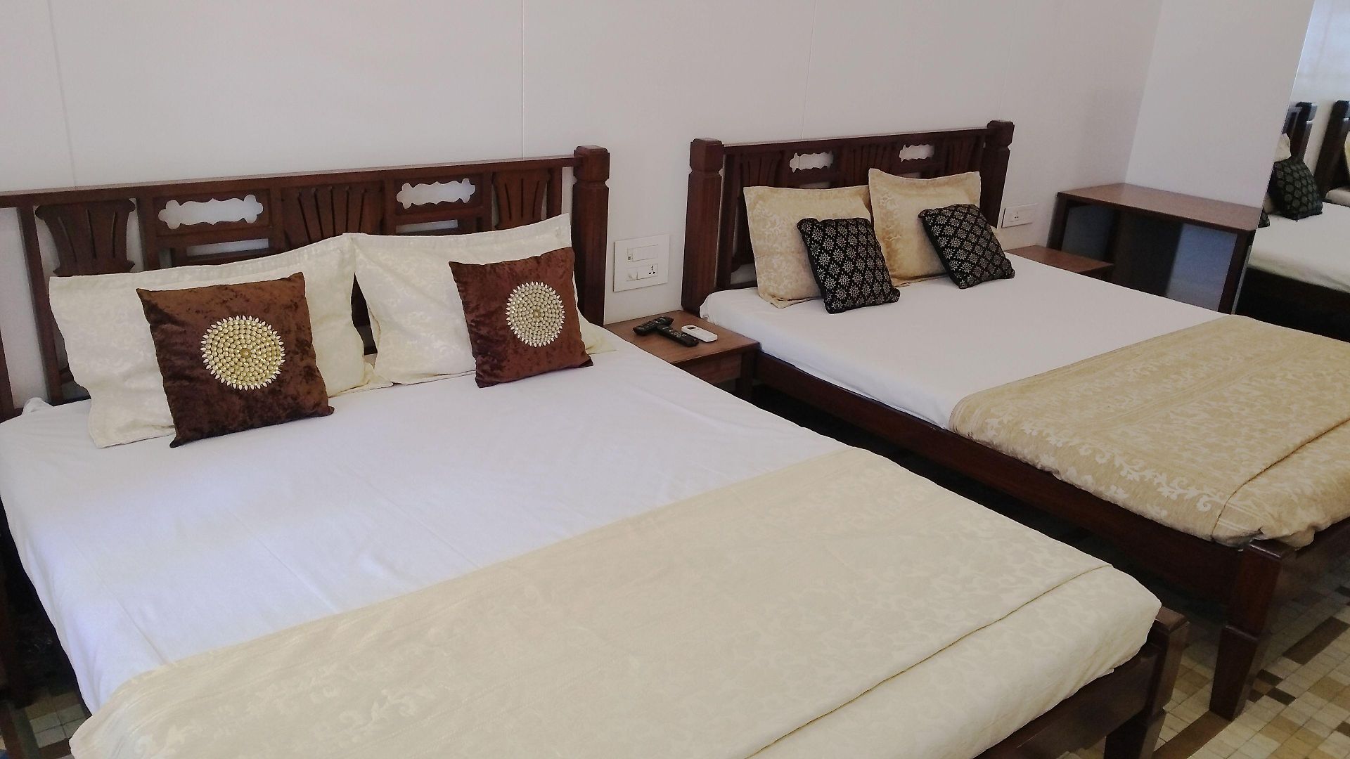Carlton - Behind Taj Mahal Palace Colaba 2*