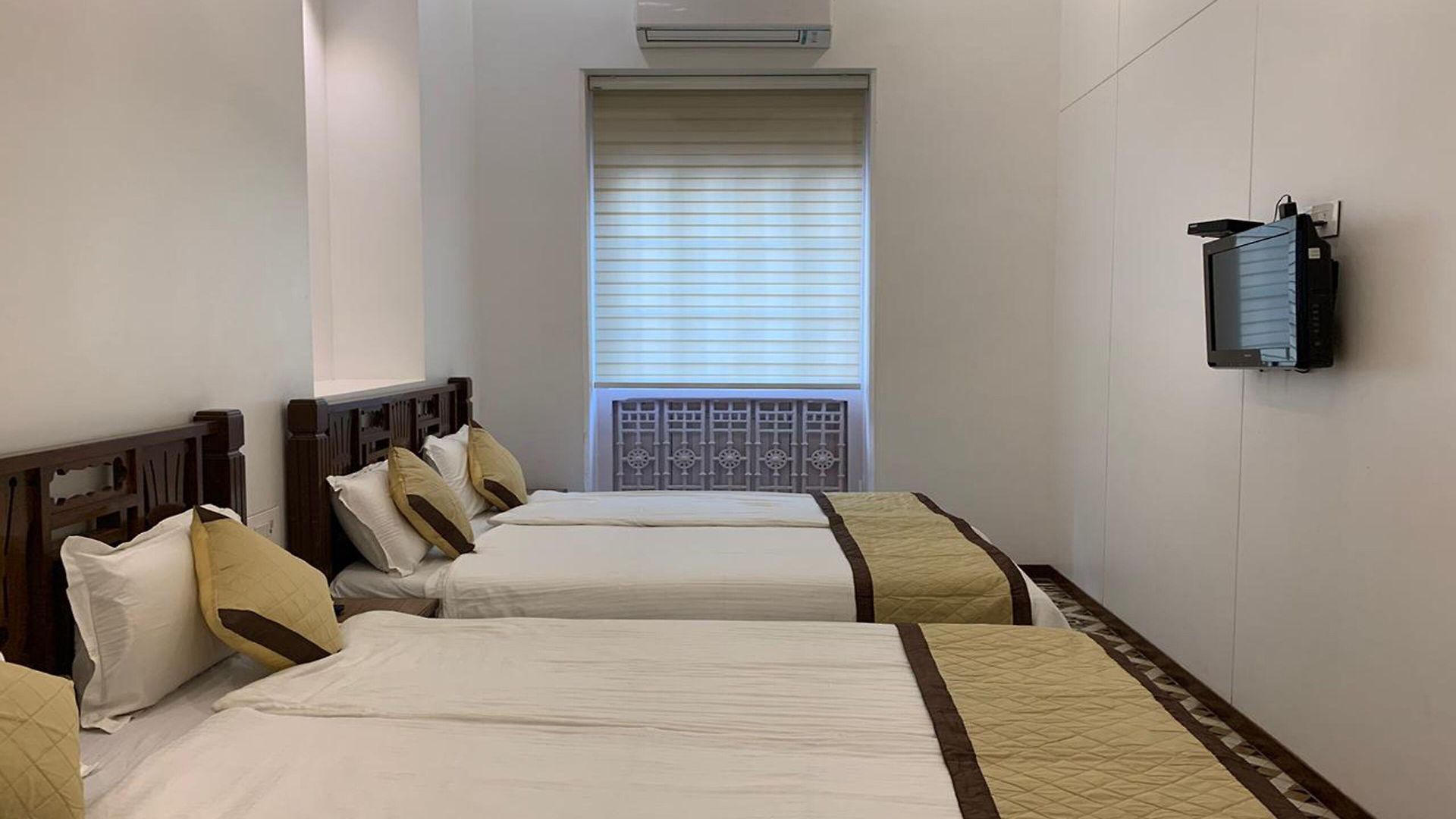 Hotel Carlton - Behind Taj Mahal Palace Colaba