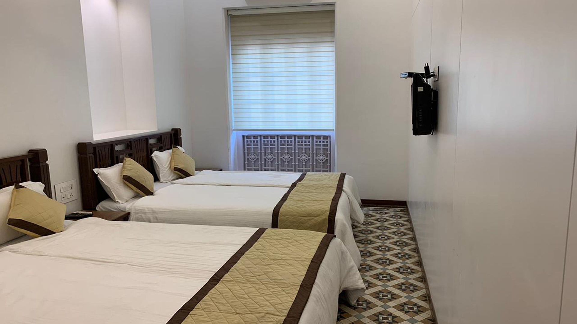 Hotel Carlton - Behind Taj Mahal Palace Colaba