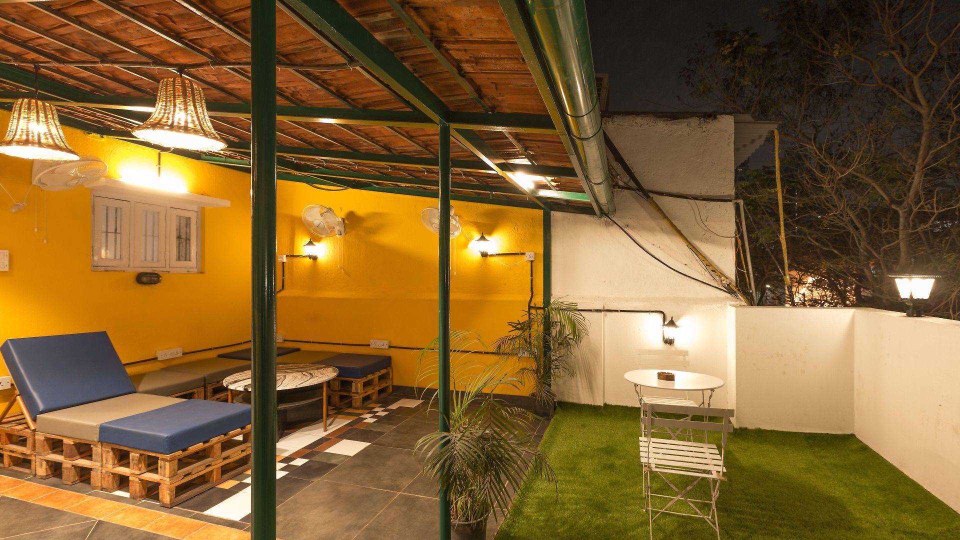 Mantra Hostel *