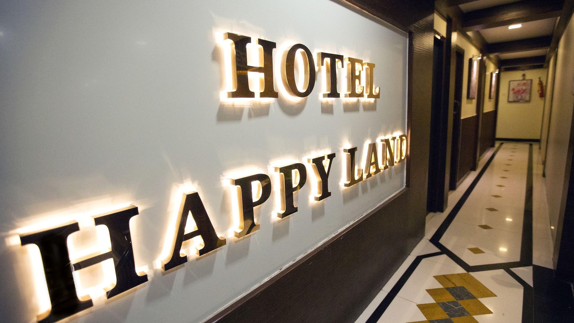 Happyland 3*