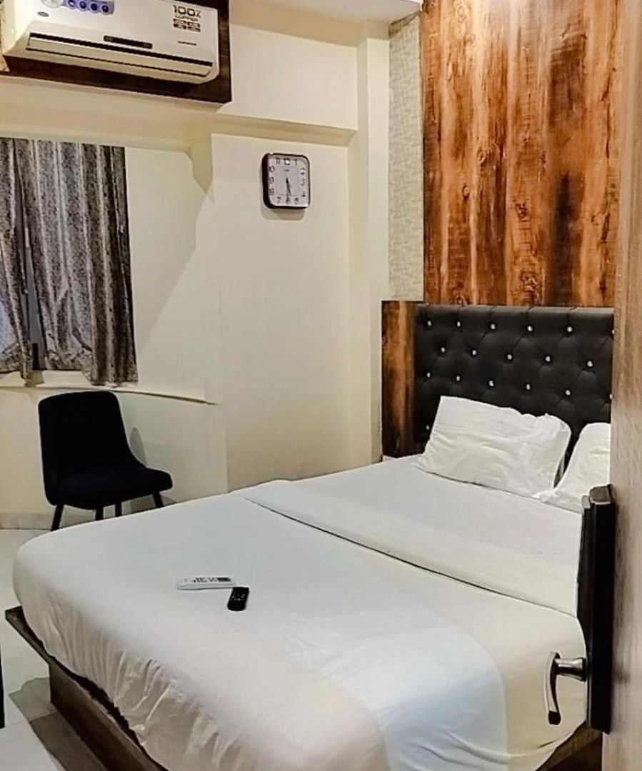 In Near Dhirubhai Ambani Kokilaben Hospital Andheri West Hotel 3*
