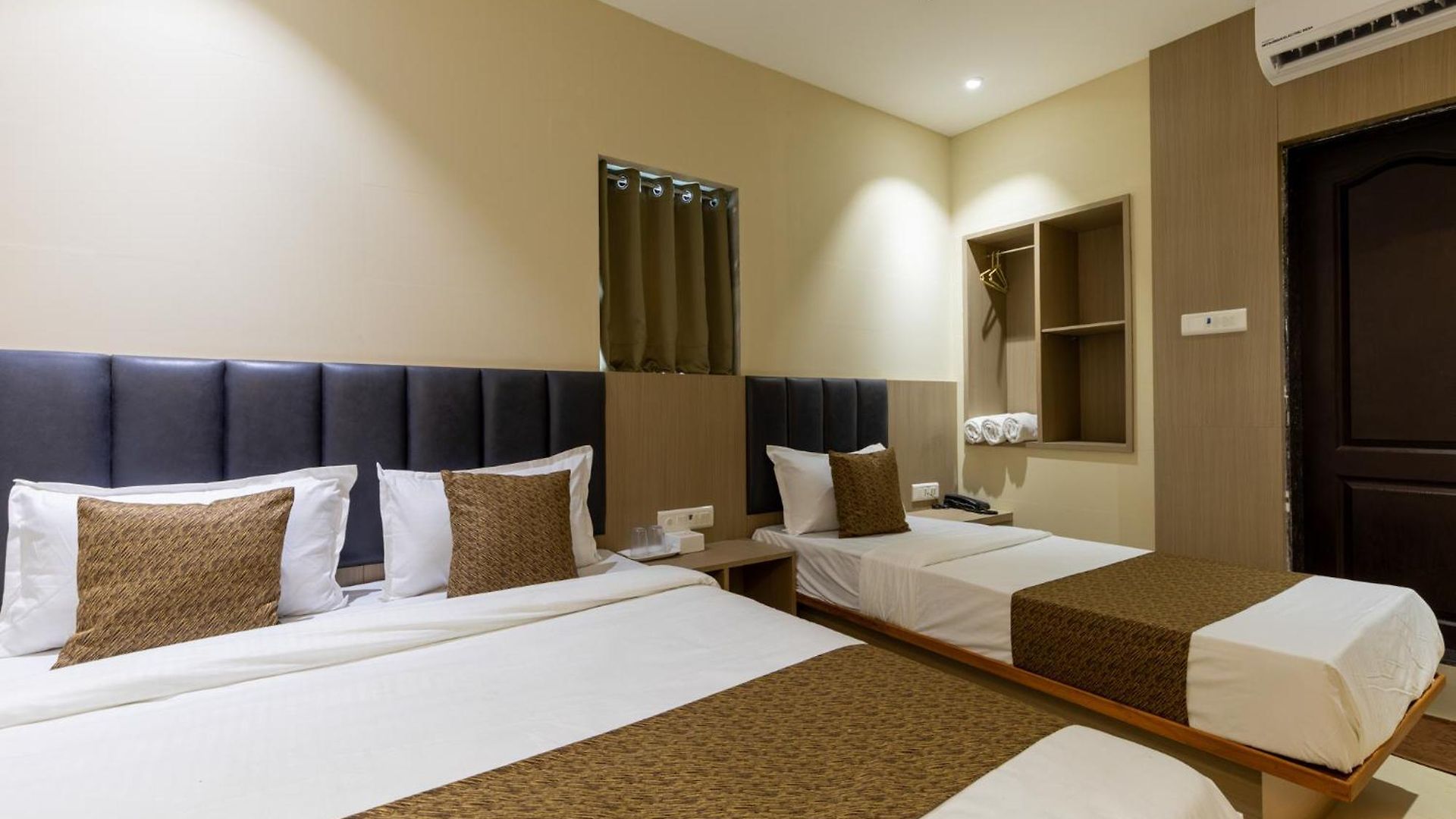 Hotel Metroplex Near Bkc 2*