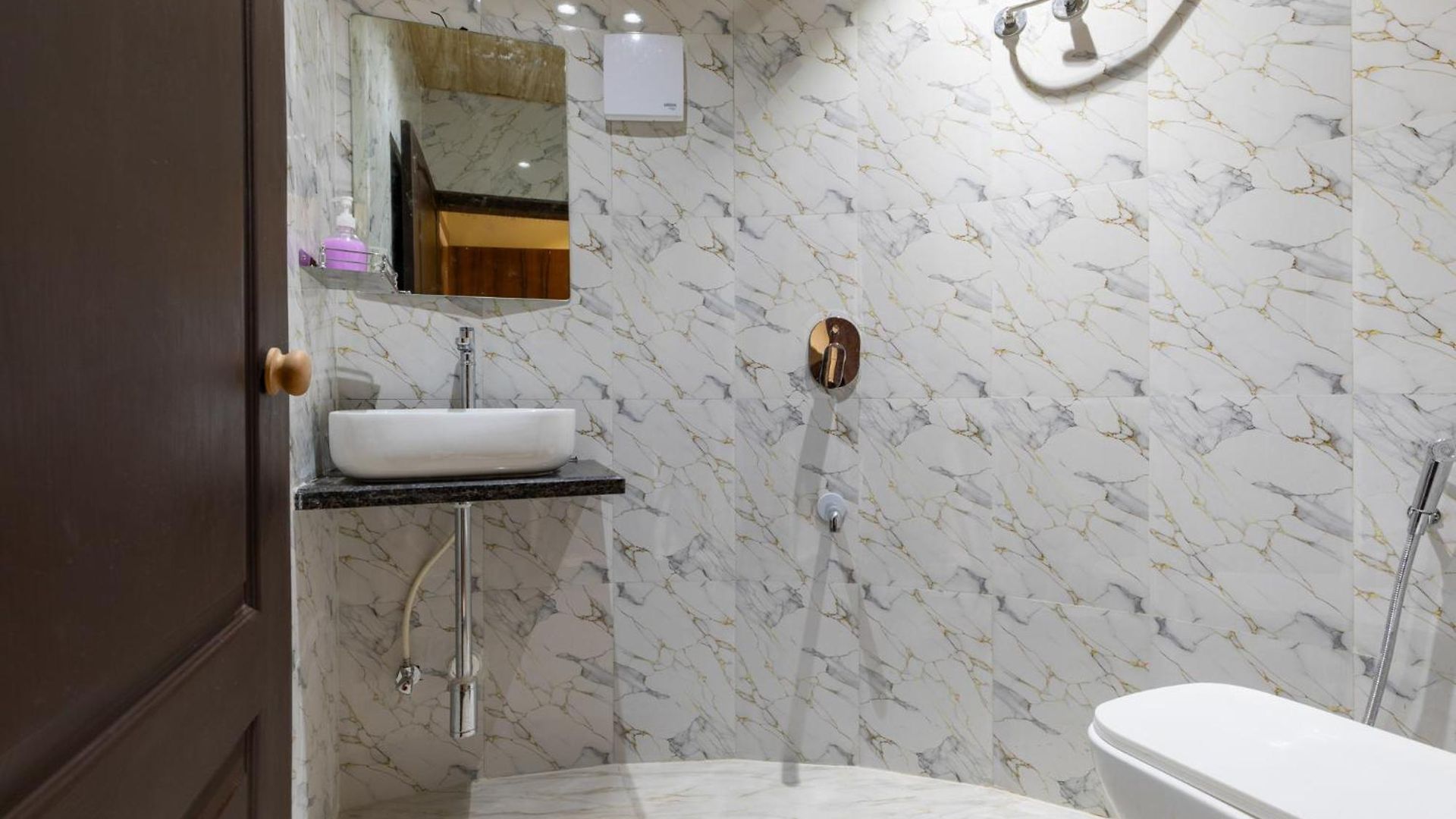 Hotel Metroplex Near Bkc