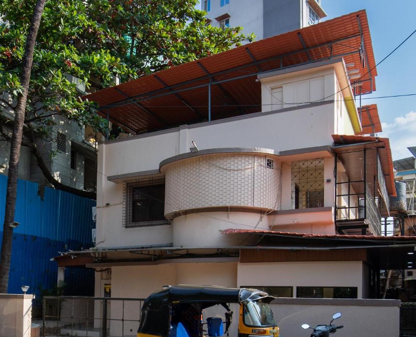 Hotel Metroplex Near Bkc 2*